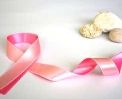 写真：乳がん検診のピンクリボン